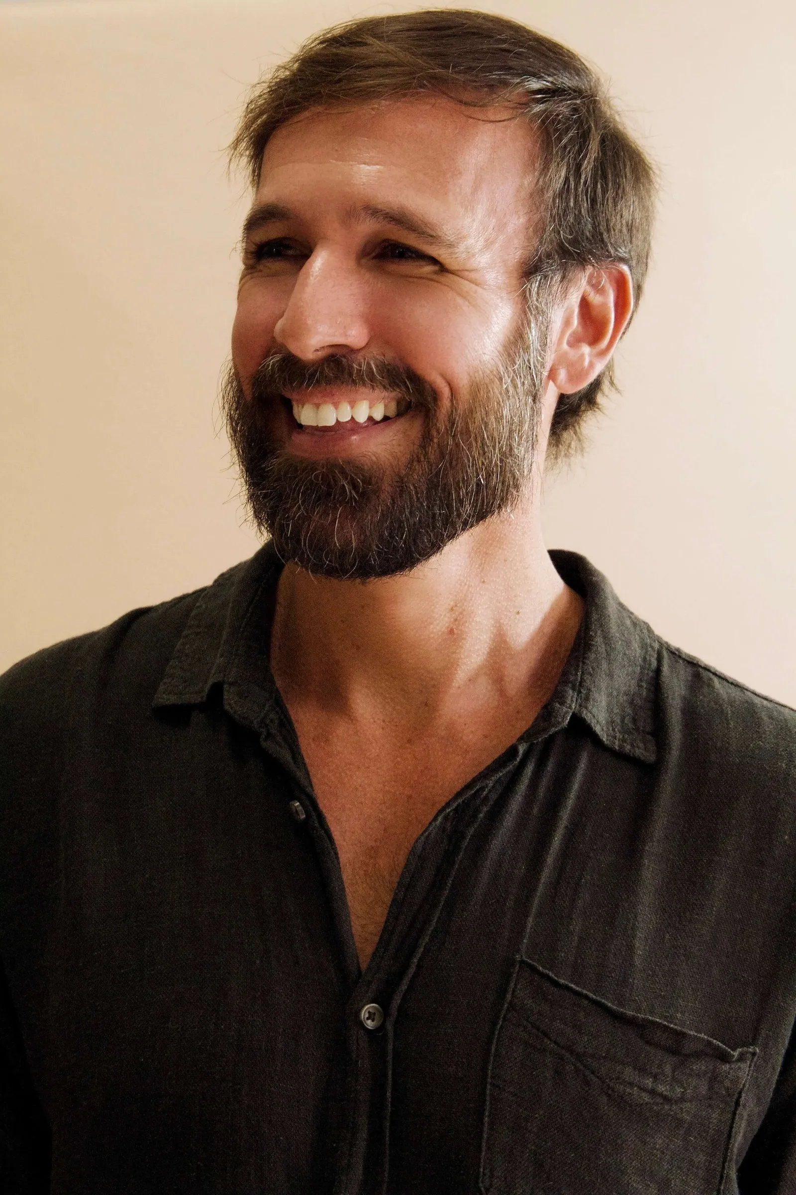 Retrato de Vini Cavalieri sorrindo, de camisa escura