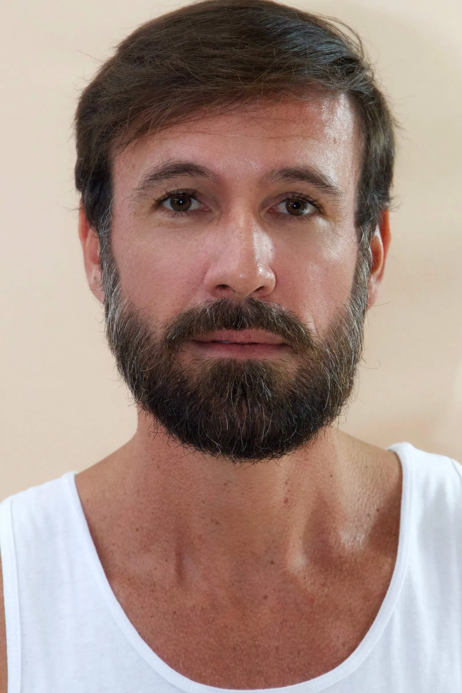 Retrato de Vini Cavalieri de regata branca, em fundo bege