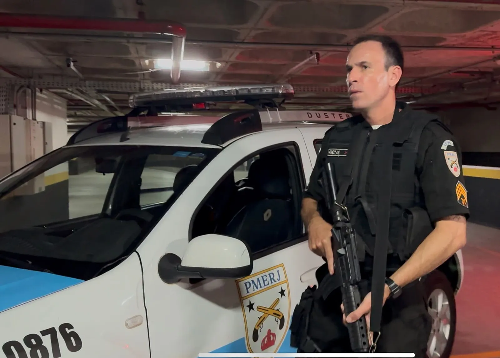 Vini Cavalieri como o policial Arthur, em Temporada de Bônus