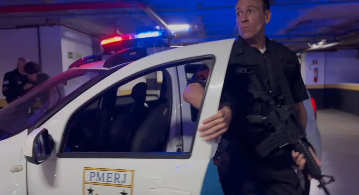 Vini Cavalieri como o policial Arthur, saindo da viatura em Temporada de Bônus