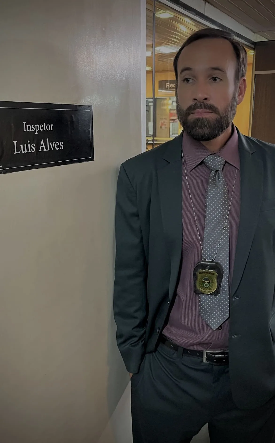 Vini Cavalieri como o inspetor Luis Alves, nos bastidores de KALI