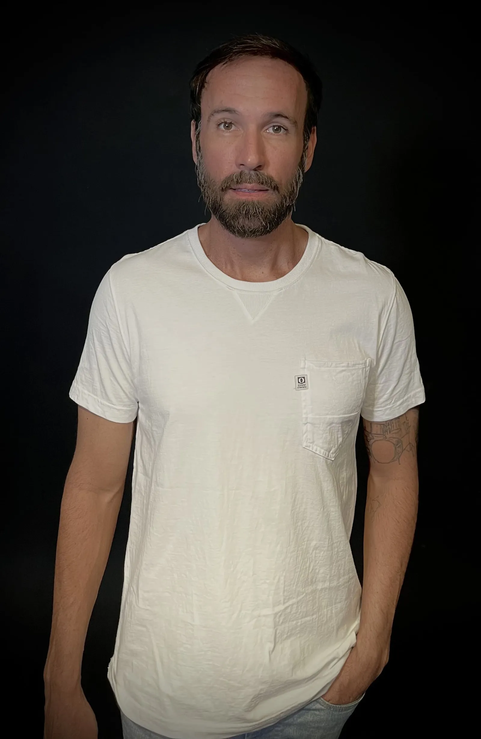 Vini Cavalieri de camiseta branca, em fundo preto