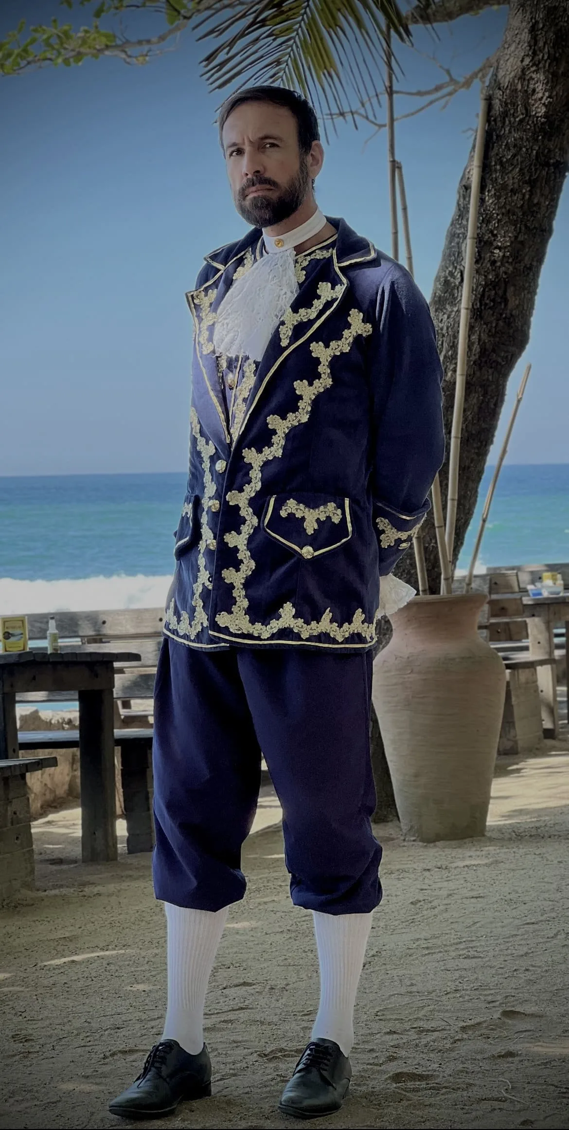 Vini Cavalieri de corpo inteiro, com figurino de época, na praia